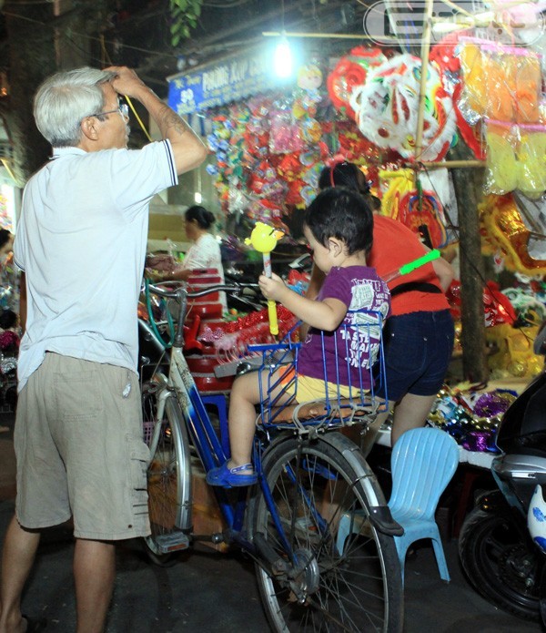 Mỏi mắt tìm những món đồ chơi truyền thống giữa những con phố cổ ở Hà Nội chuyên bán đồ Trung thu.